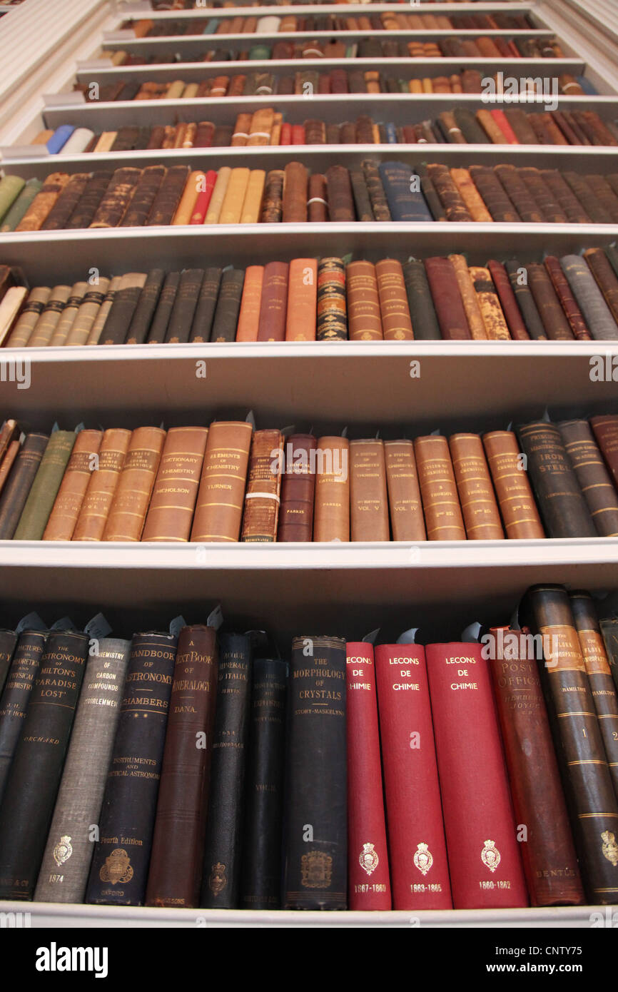 Scienza libri presso la biblioteca del Royal Institute di Londra Foto Stock