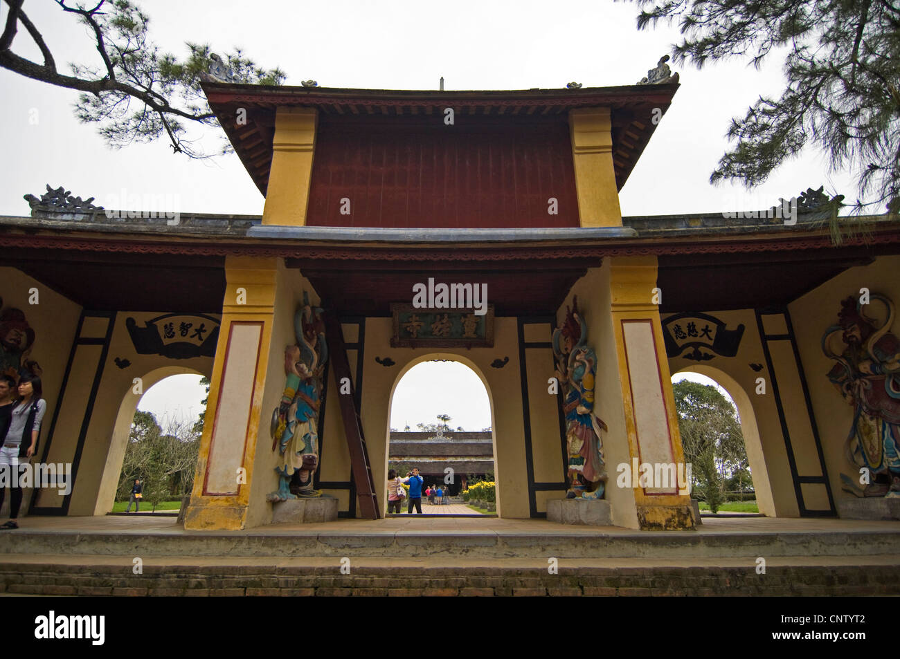 Vista orizzontale di Thien Mu Pagoda (Chùa Thiên Mụ) un tempio storico nel centro di tonalità. Foto Stock
