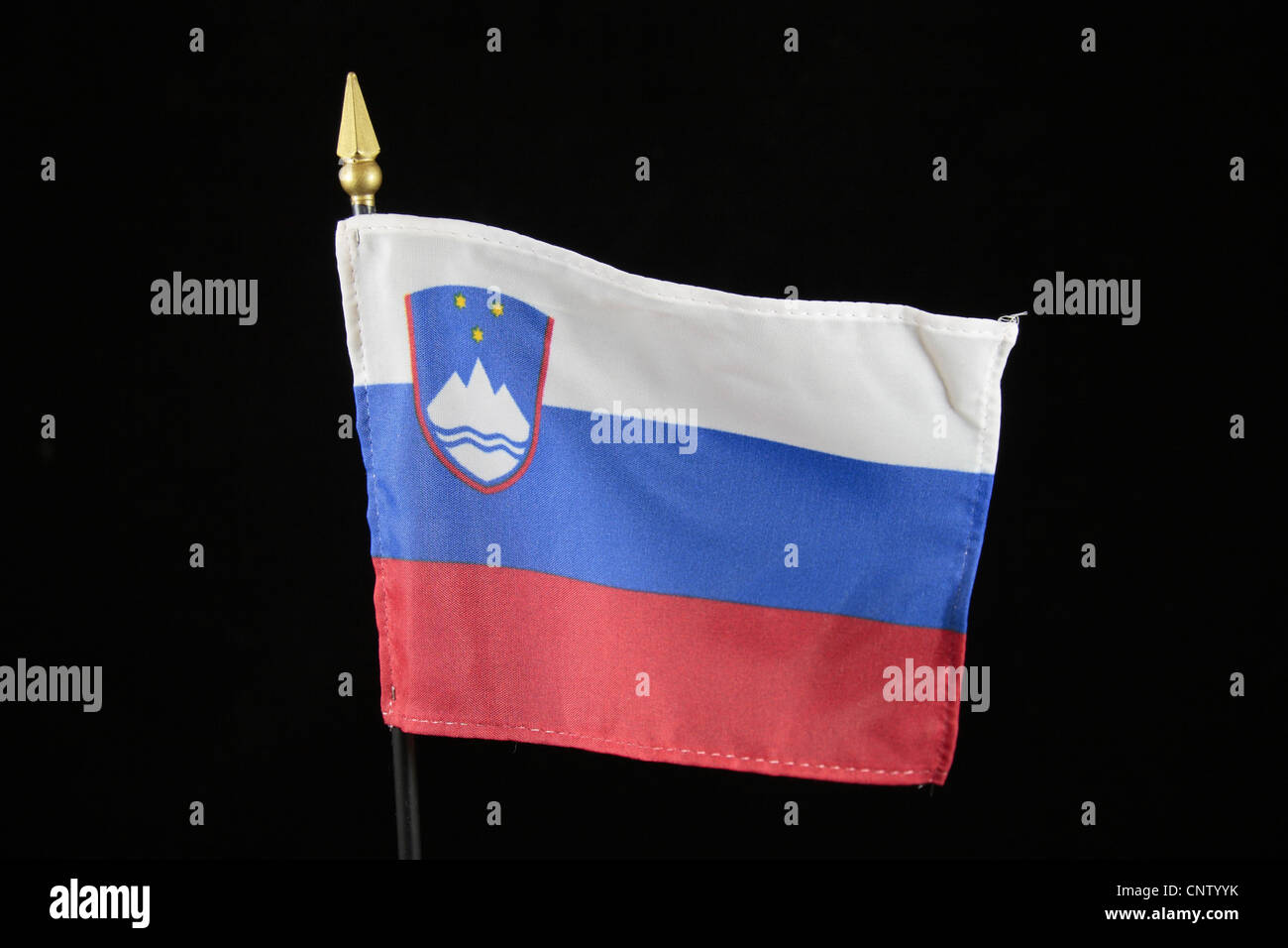 La bandiera nazionale della Repubblica di Slovenia su uno sfondo nero. Foto Stock