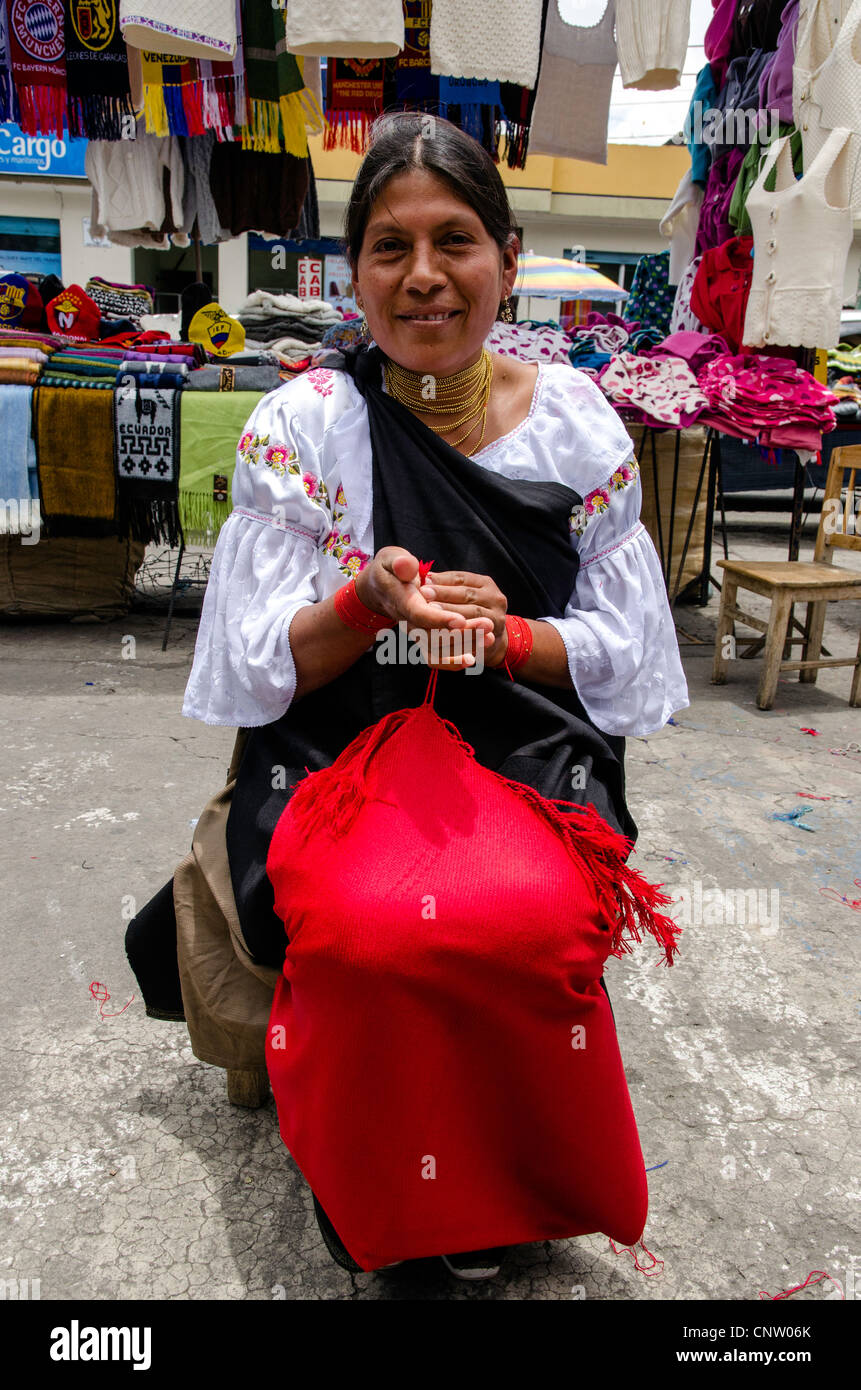 Costume tradizionale al Mercato di Otavalo, Ecuador Foto Stock