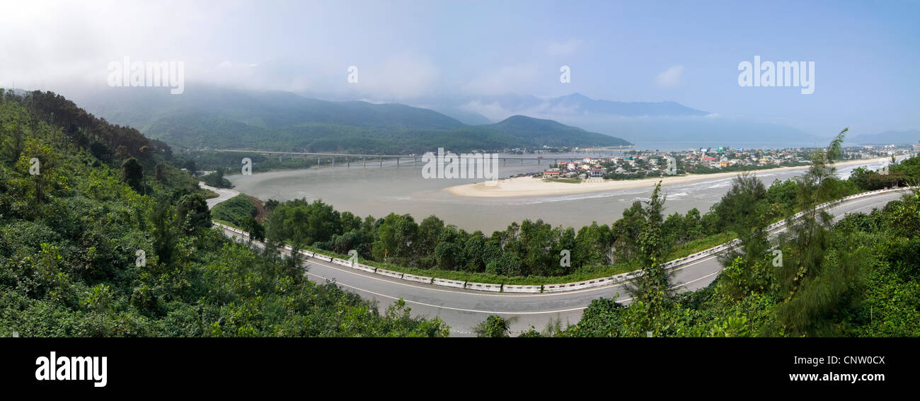 Orizzontale vista panoramica dal Hải Vân passata di Hai Van penisola e il figlio adiacenti Tra isola nel mare della Cina del Sud Foto Stock
