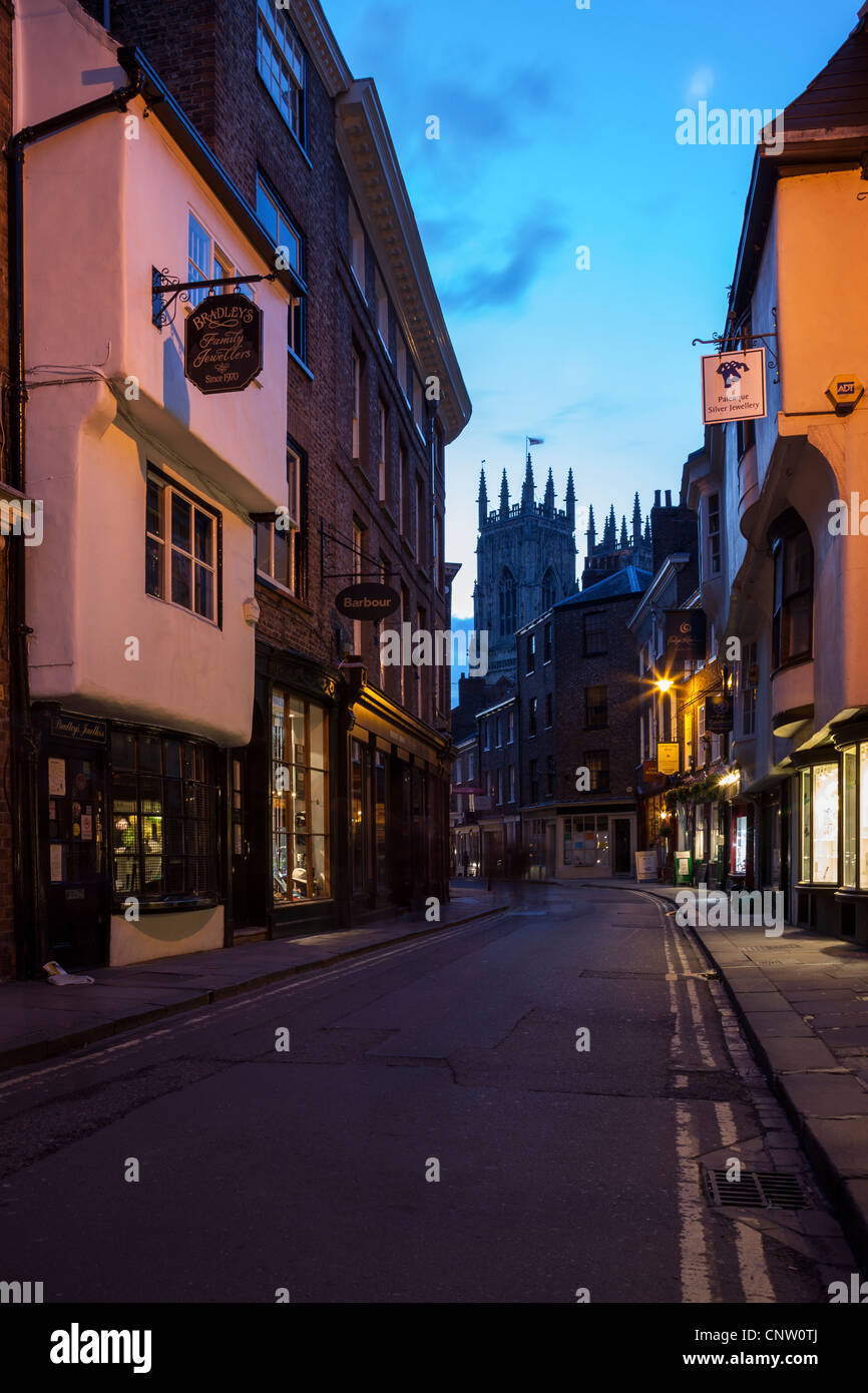 Vista della cattedrale di York Minster visto dal basso Petergate,York Fudge Cucina Shop, Petergate inferiore, Foto Stock