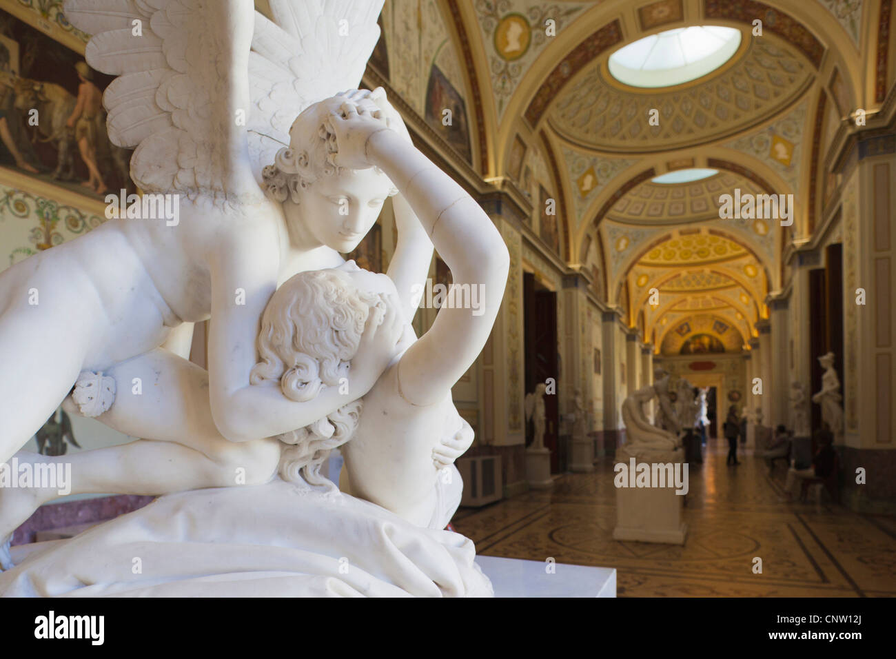 La Russia, San Pietroburgo, Centro Palazzo d'inverno, Museo Hermitage, Bacio di Amore e Psiche, statua di Antonio Canova Foto Stock