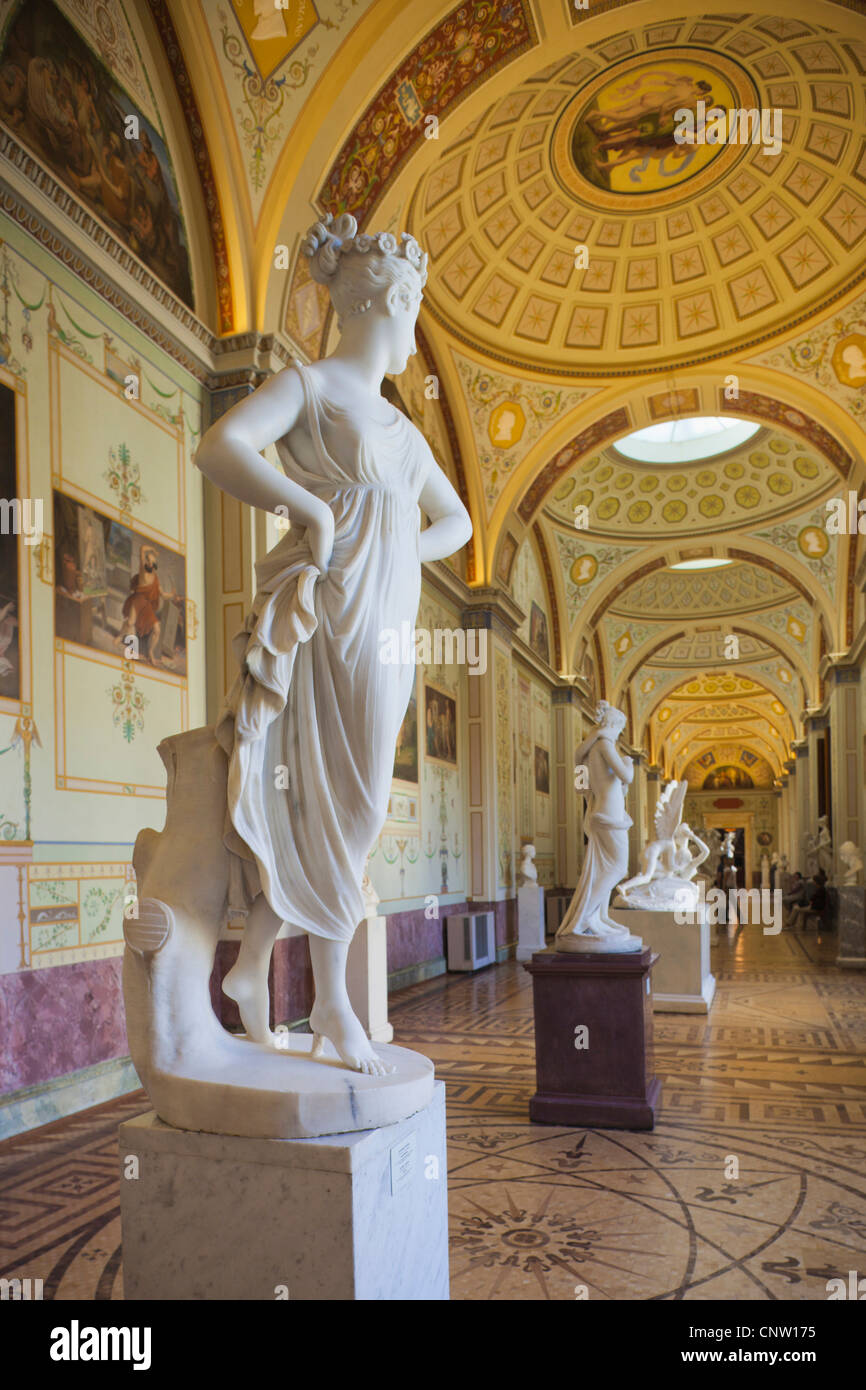 La Russia, San Pietroburgo, Centro Palazzo d'inverno, Museo Hermitage,  statua di una ballerina di Antonio Canova Foto stock - Alamy