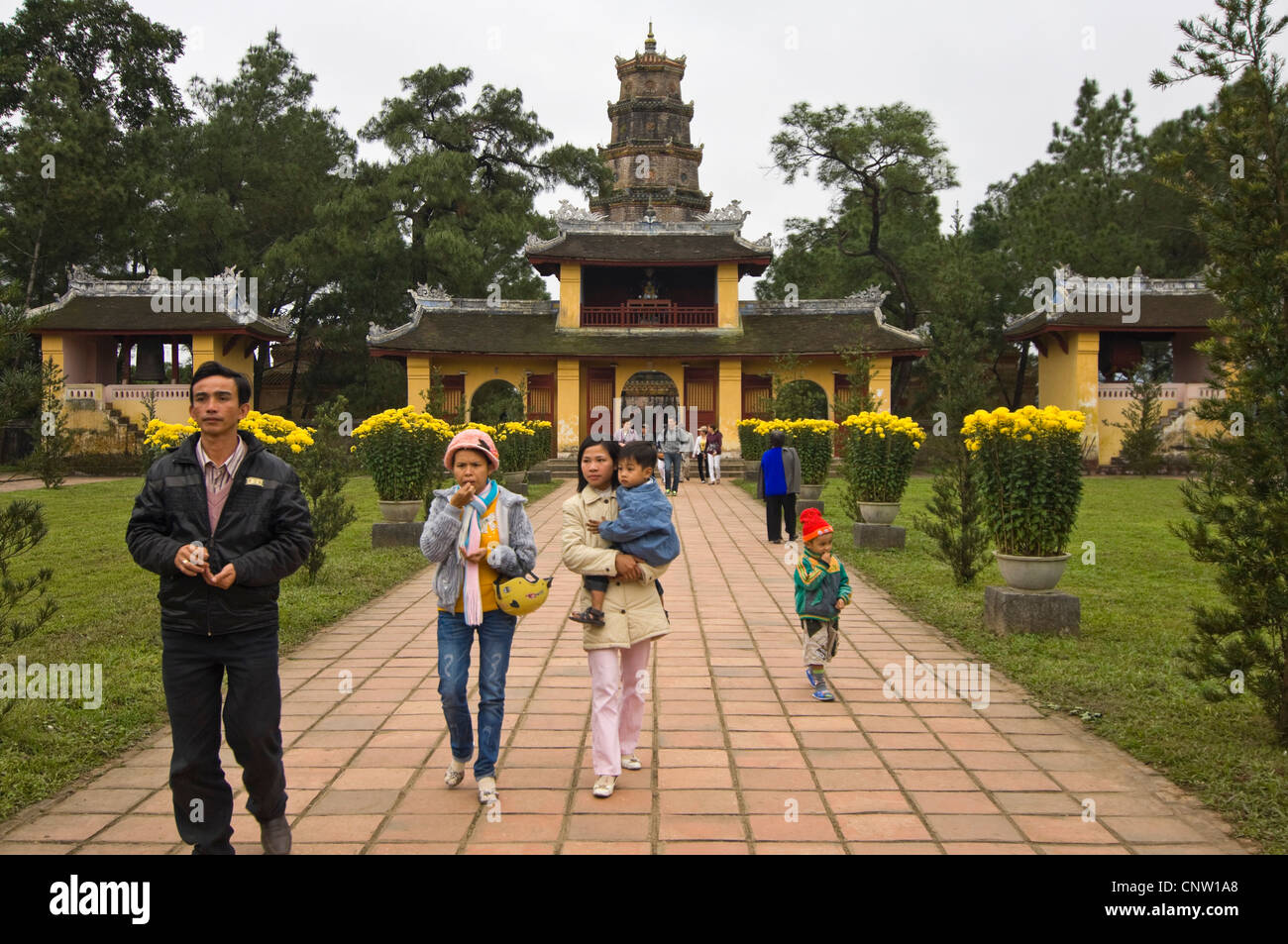 Vista orizzontale di Thien Mu Pagoda (Chùa Thiên Mụ) un tempio storico nel centro di Hue con il Từ Nhân torre in background, Vietnam Foto Stock