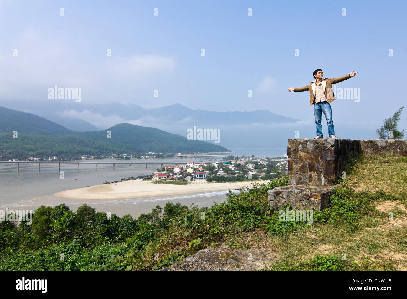 Orizzontale di un ampio angolo di visione da Hải Vân Pass di Hai Van penisola e figlio tra l isola nel sud del Mar della Cina, Vietnam in una giornata di sole Foto Stock