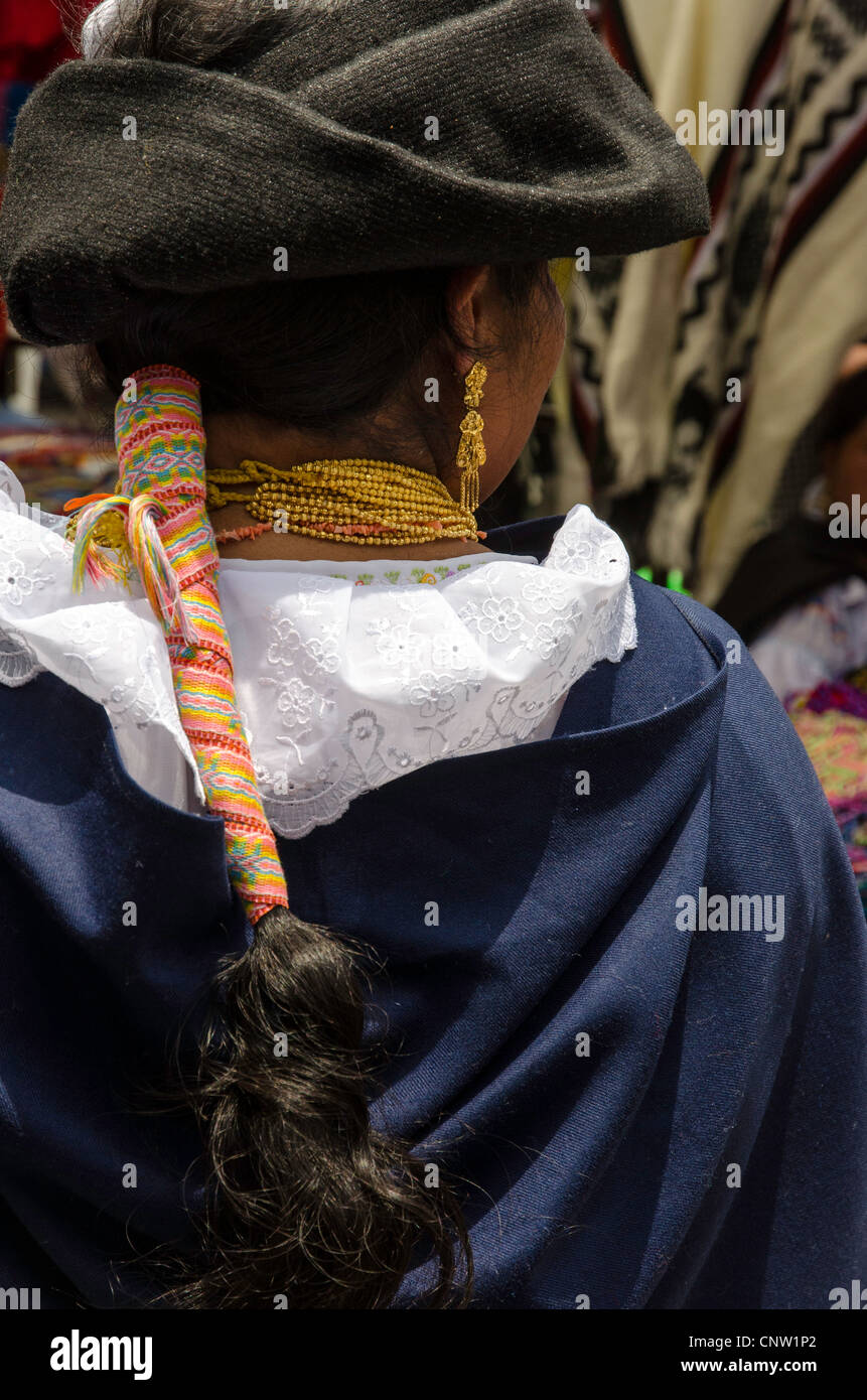 Costume tradizionale al Mercato di Otavalo, Ecuador Foto Stock