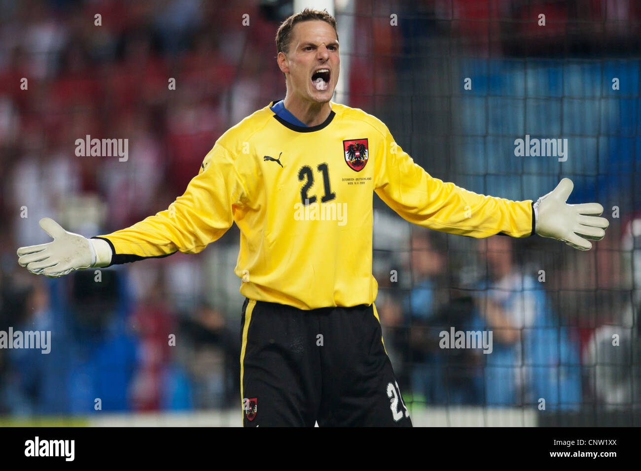Il portiere austriaco Jurgen Macho suona gesti e grida durante una partita di UEFA Euro 2008 del gruppo B contro la Germania all'Ernst Happel Stadion il 16 giugno 2008 a Vienna, Austria. Solo per uso editoriale. Uso commerciale vietato. (Fotografia di Jonathan Paul Larsen / Diadem Images) Foto Stock