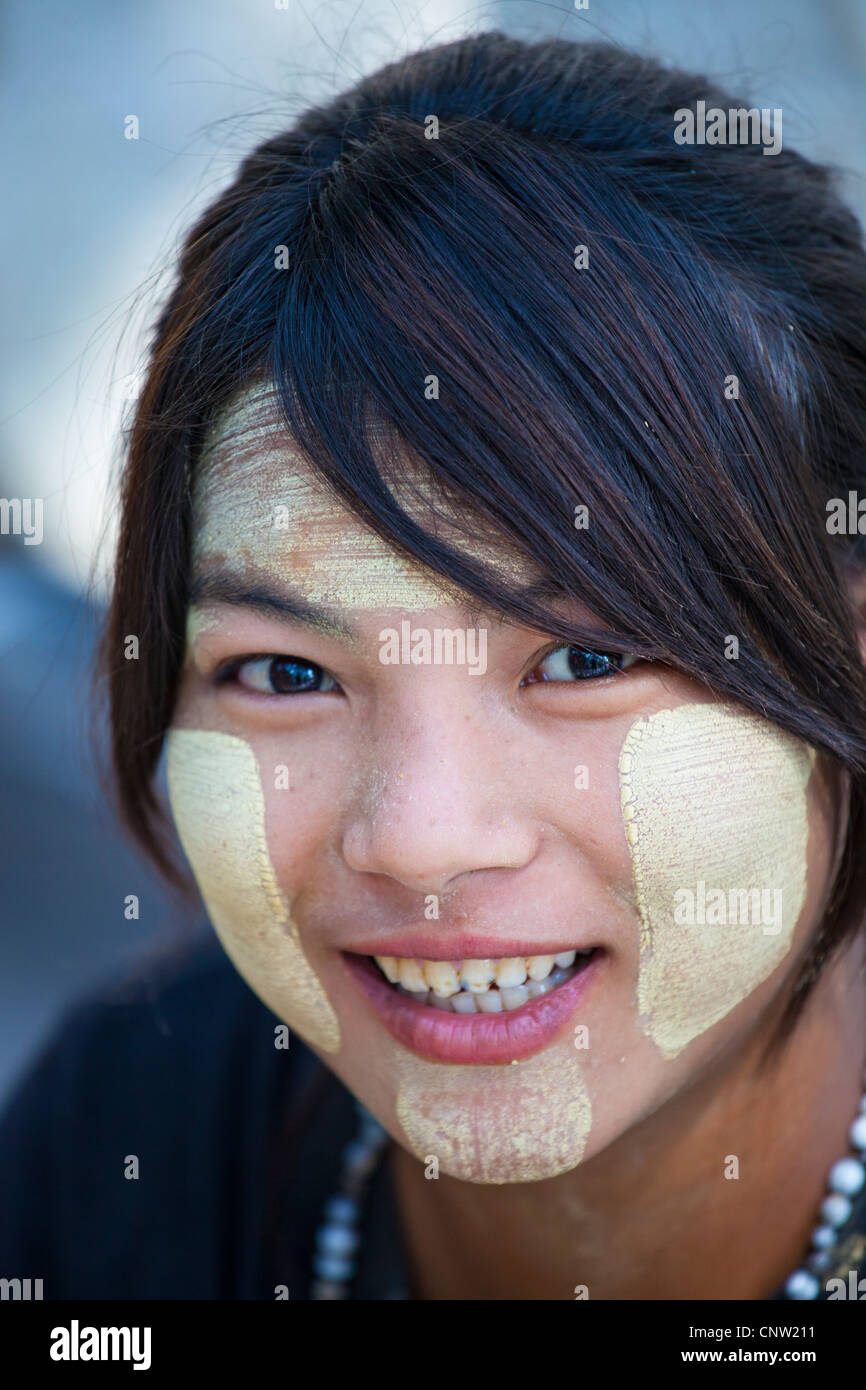 Teenage ragazza birmano a Mandalay, Myanmar Foto Stock