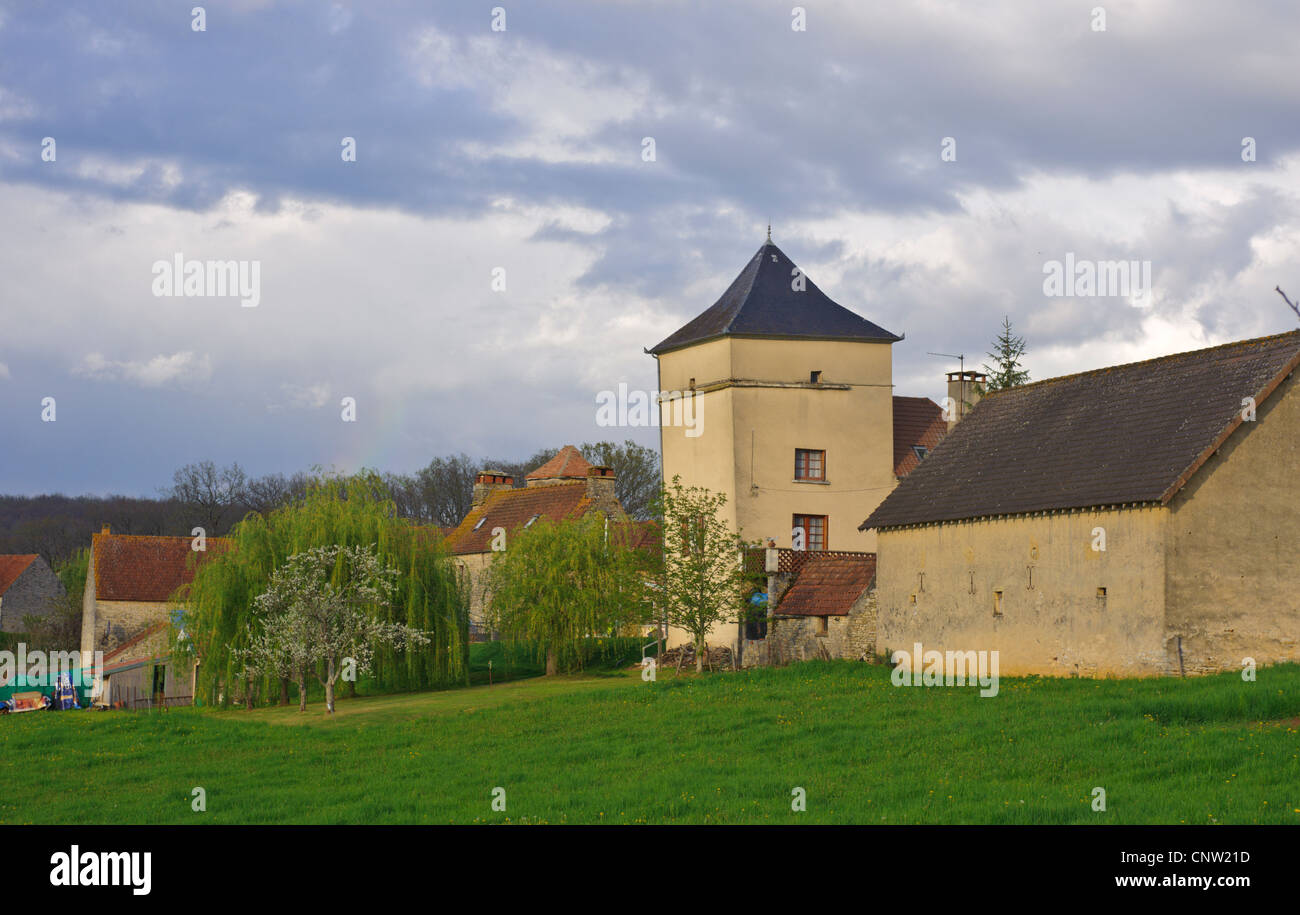 Villaggio francese nel dipartimento del Lot, Vallée du Lot, nel sud della Francia con edifici in pietra e campo di grano Foto Stock