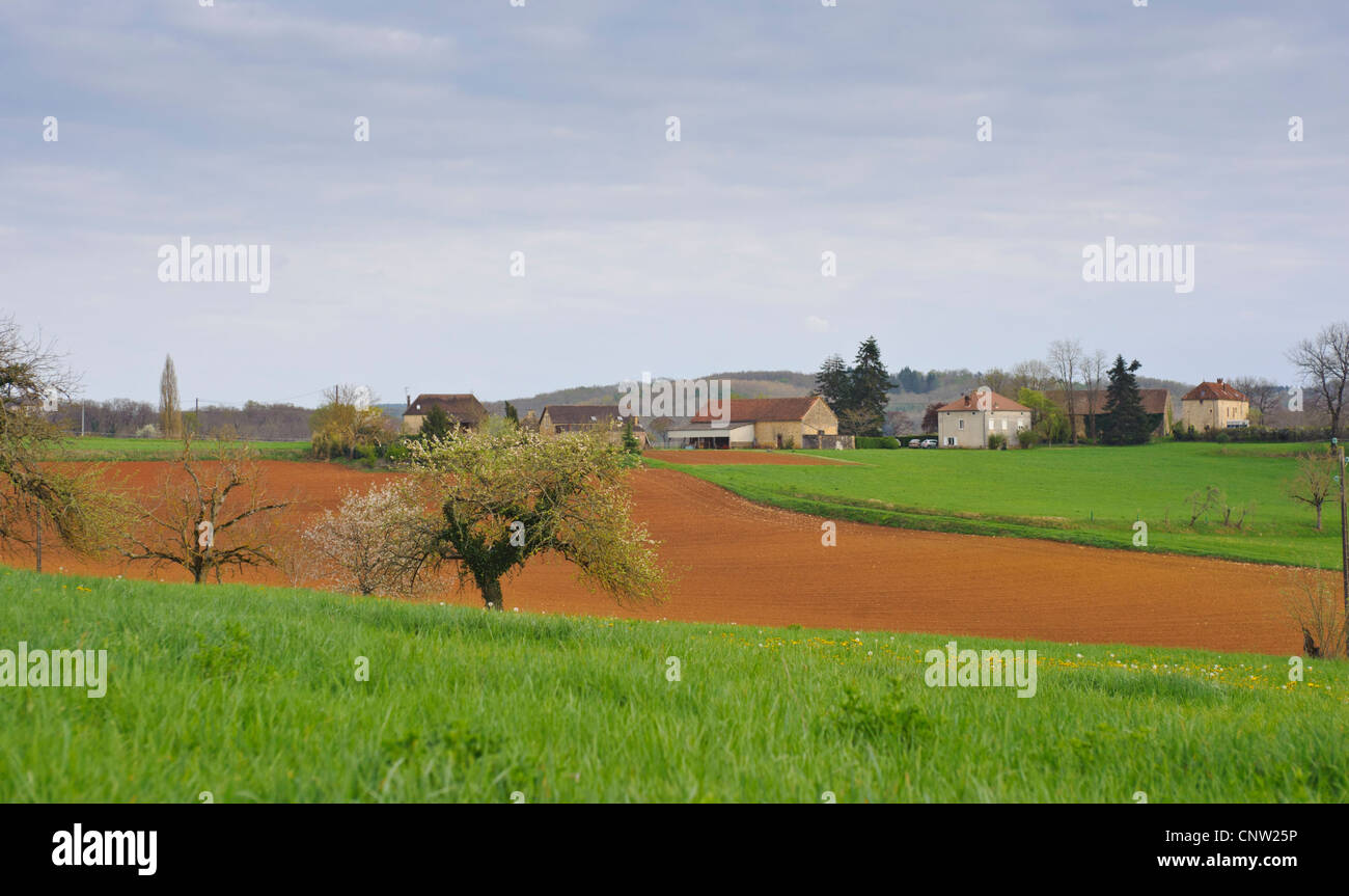 Campagna francese con azienda agricola e campo coltivato nel sud della Francia Foto Stock