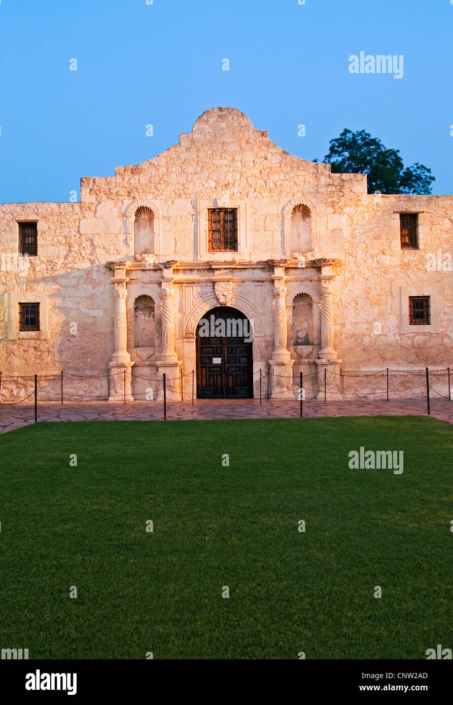 La Alamo in San Antonio, TX al crepuscolo. Foto Stock