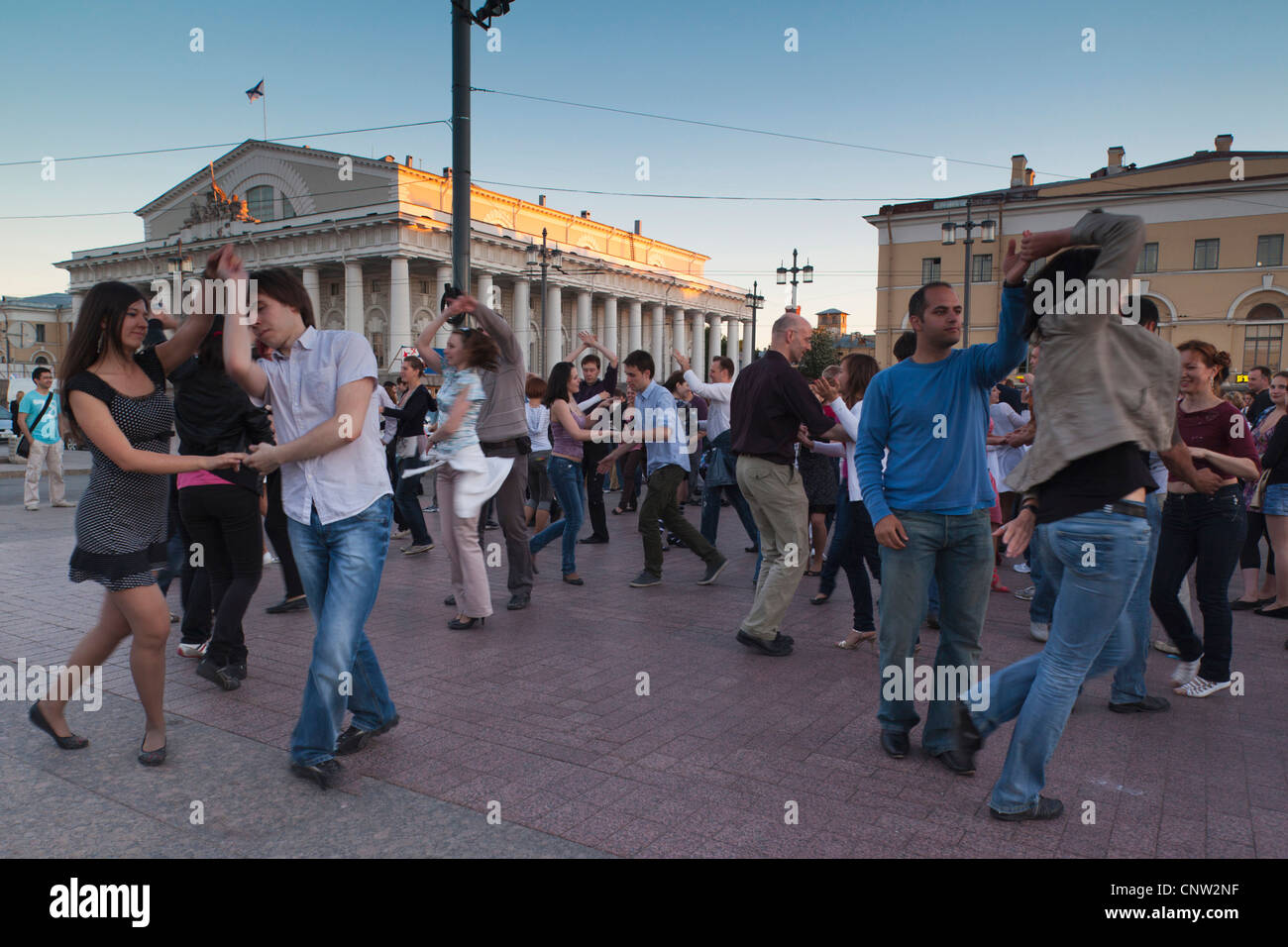 La Russia, San Pietroburgo, Vasilevsky Island, Birzhevaya Square, Salsa Dancing sulla Strelka, White Nights Festival di NR Foto Stock