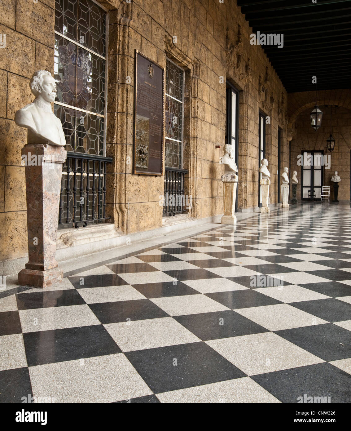 Pavimento piastrellato di bianco e nero busti in museo, Havana Cuba Foto Stock