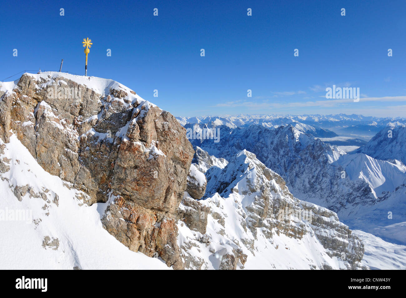 Zugspitze, la croce sul vertice in inverno, in Germania, in Baviera Foto Stock