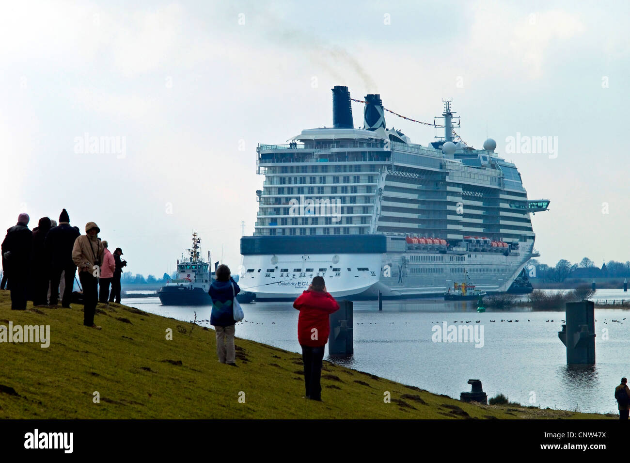 Trasferimento della nave passeggeri 'celebrità Eclipse' dal cantiere navale Meyer Werft di Papenburg di Emden, Germania, Bassa Sassonia Foto Stock