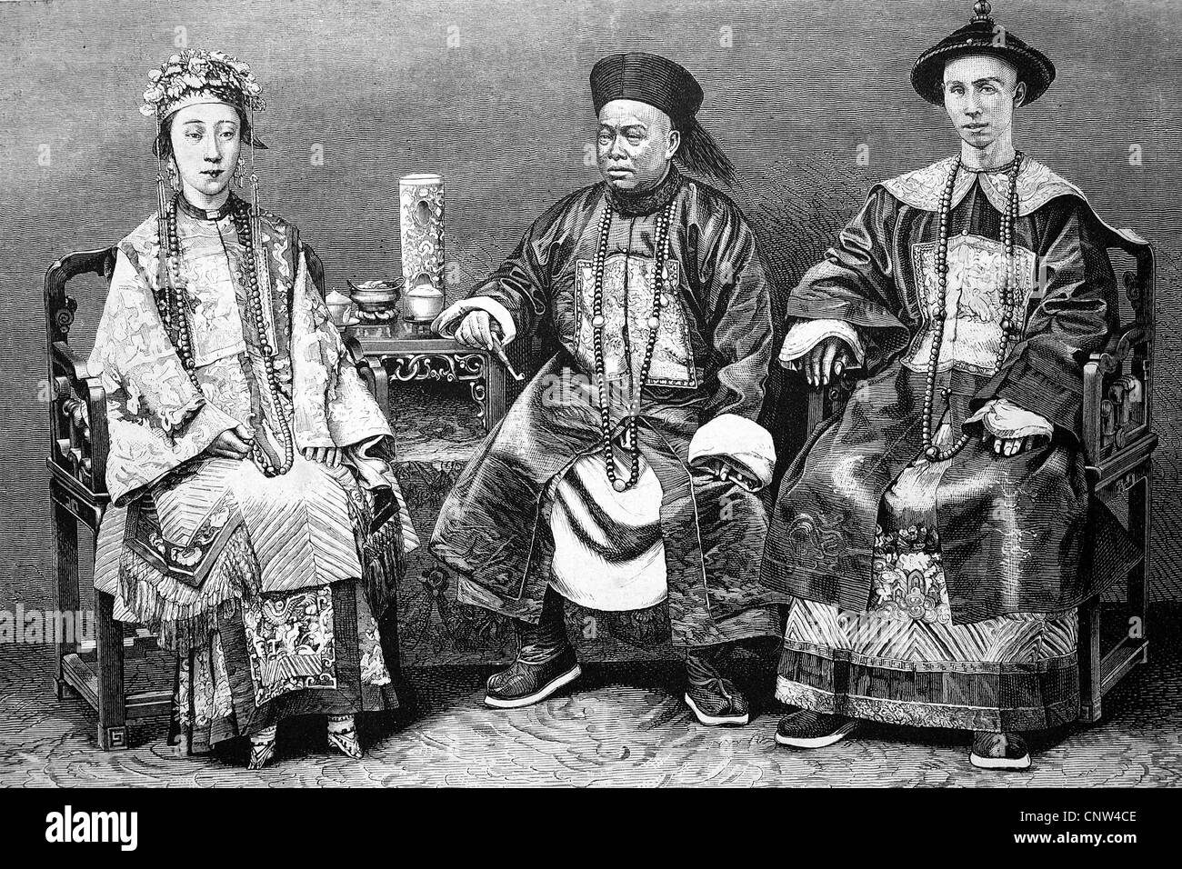 Capacità militari e civili di mandarino uomini accanto a una donna di mandarino in Cina imperiale, storica incisione su legno, 1886 Foto Stock