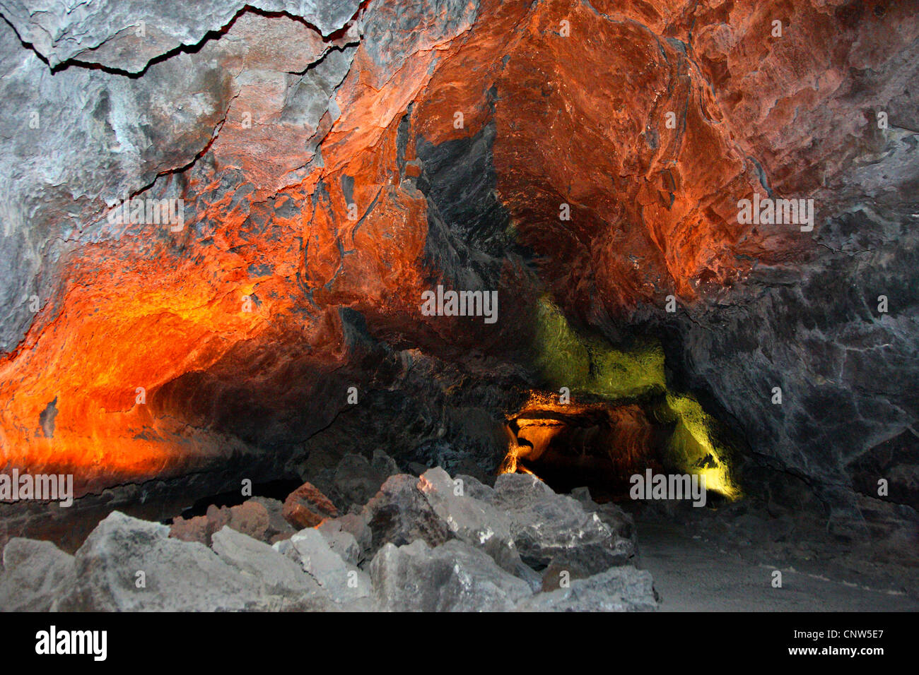 Tunnel nella roccia vulcanica illuminato dalla lava incandescente, Isole Canarie Lanzarote Foto Stock
