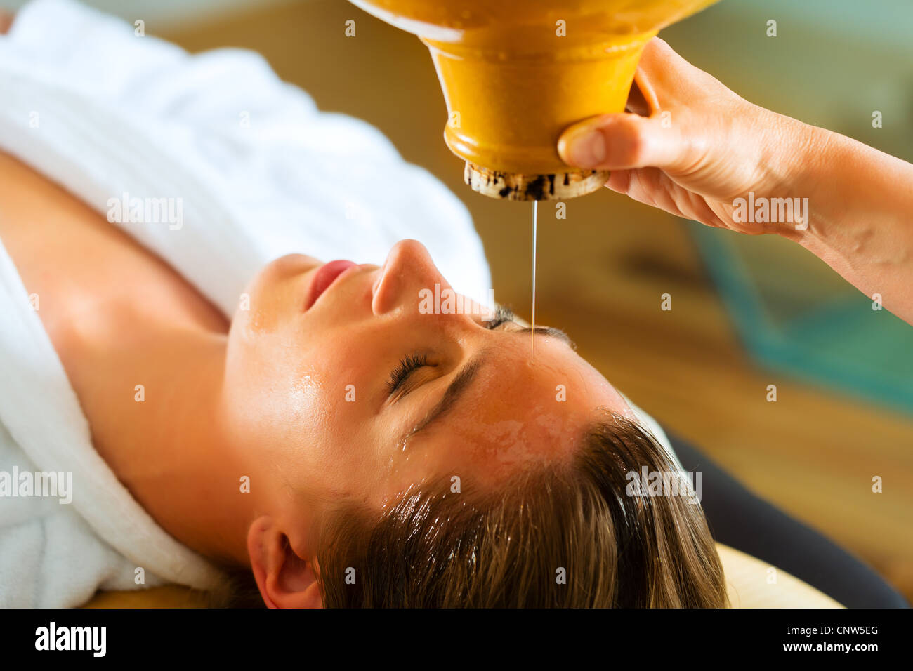 Donna godendo di un olio di Ayurveda Massaggi Trattamenti in un centro termale Foto Stock