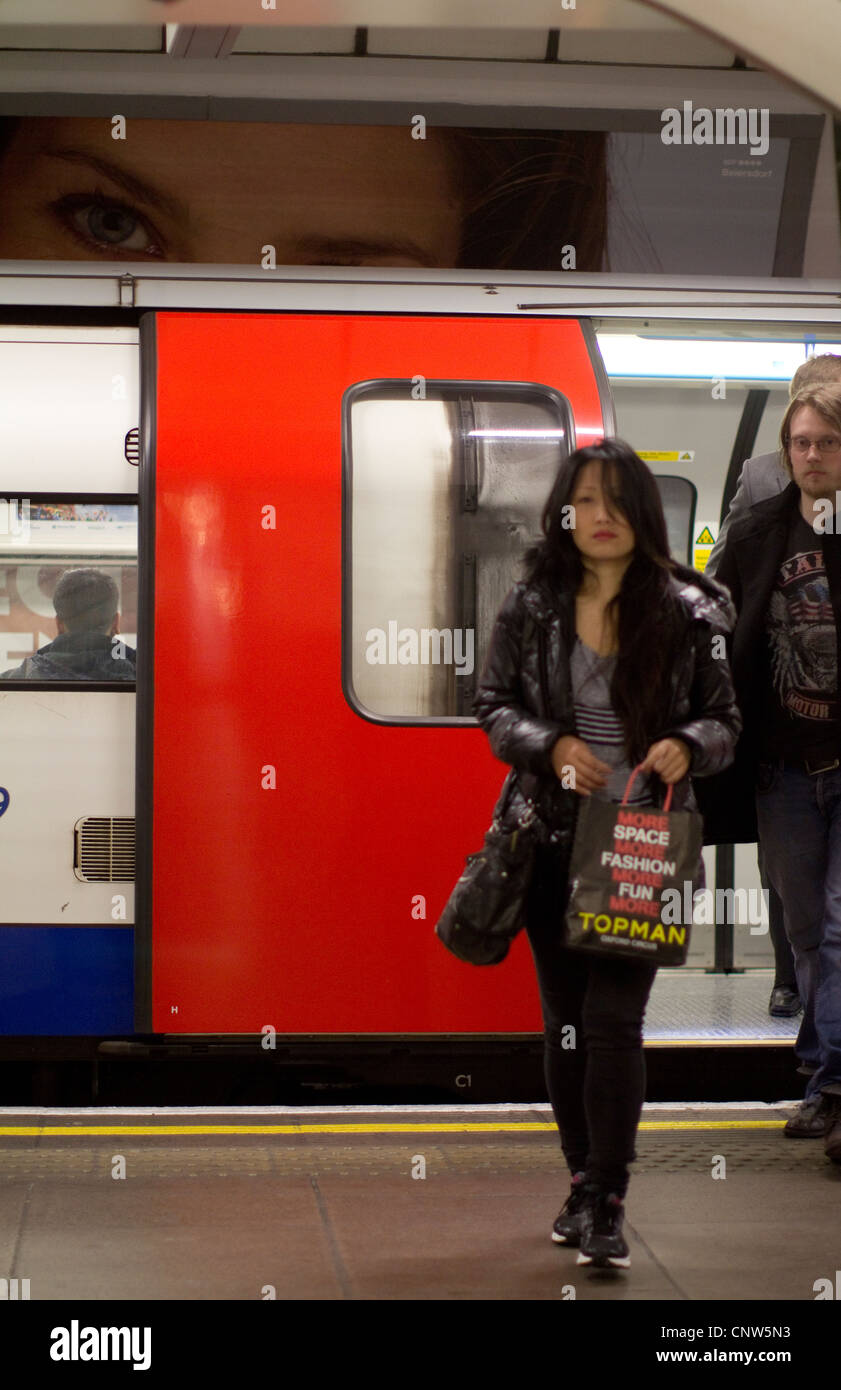 La metropolitana di Londra di pendolari del tubo sulla piattaforma di scendere dal treno Foto Stock