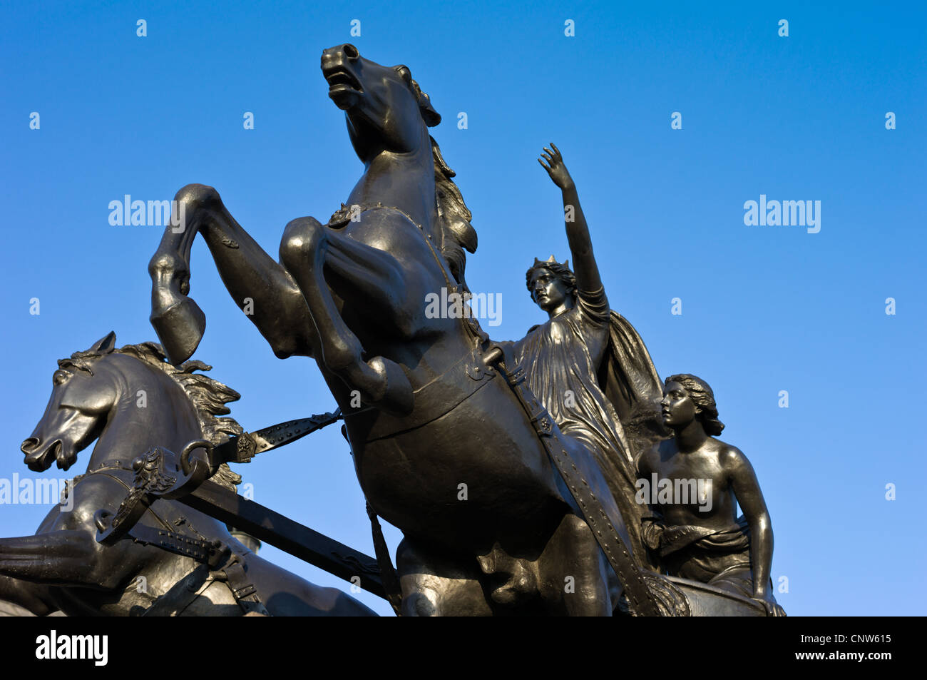 Europa Inghilterra Londra, la regina Boagenis monumento sul Westminster Bridge Foto Stock