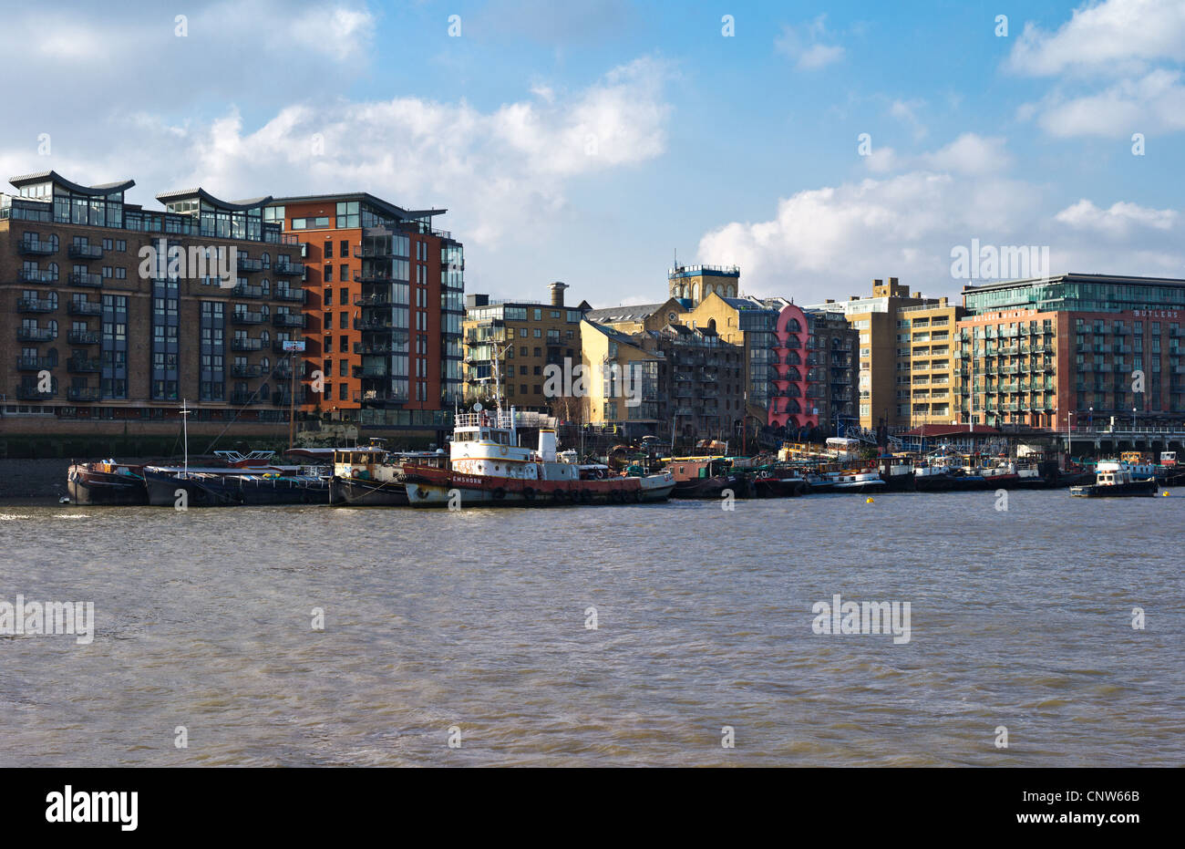 Europa Inghilterra Londra vista dal Tamigi, il Butler's Wharf area Foto Stock