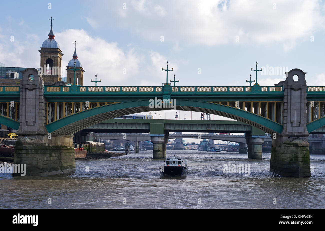 Europa Inghilterra Londra vista dal Tamigi, i ponti Foto Stock