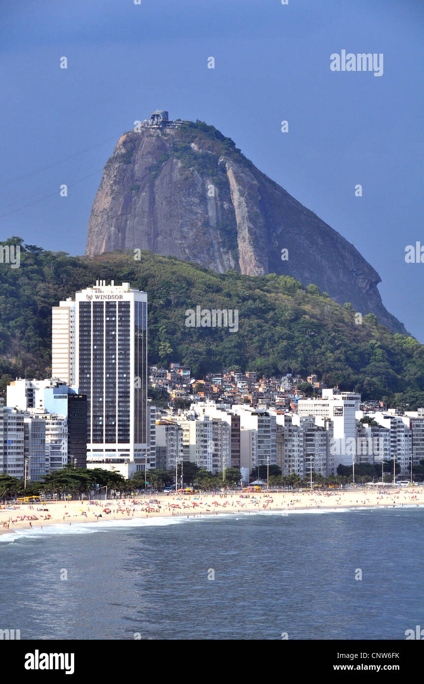 Spiaggia di Copacabana e il Pan di Zucchero di Rio de Janeiro in Brasile Foto Stock