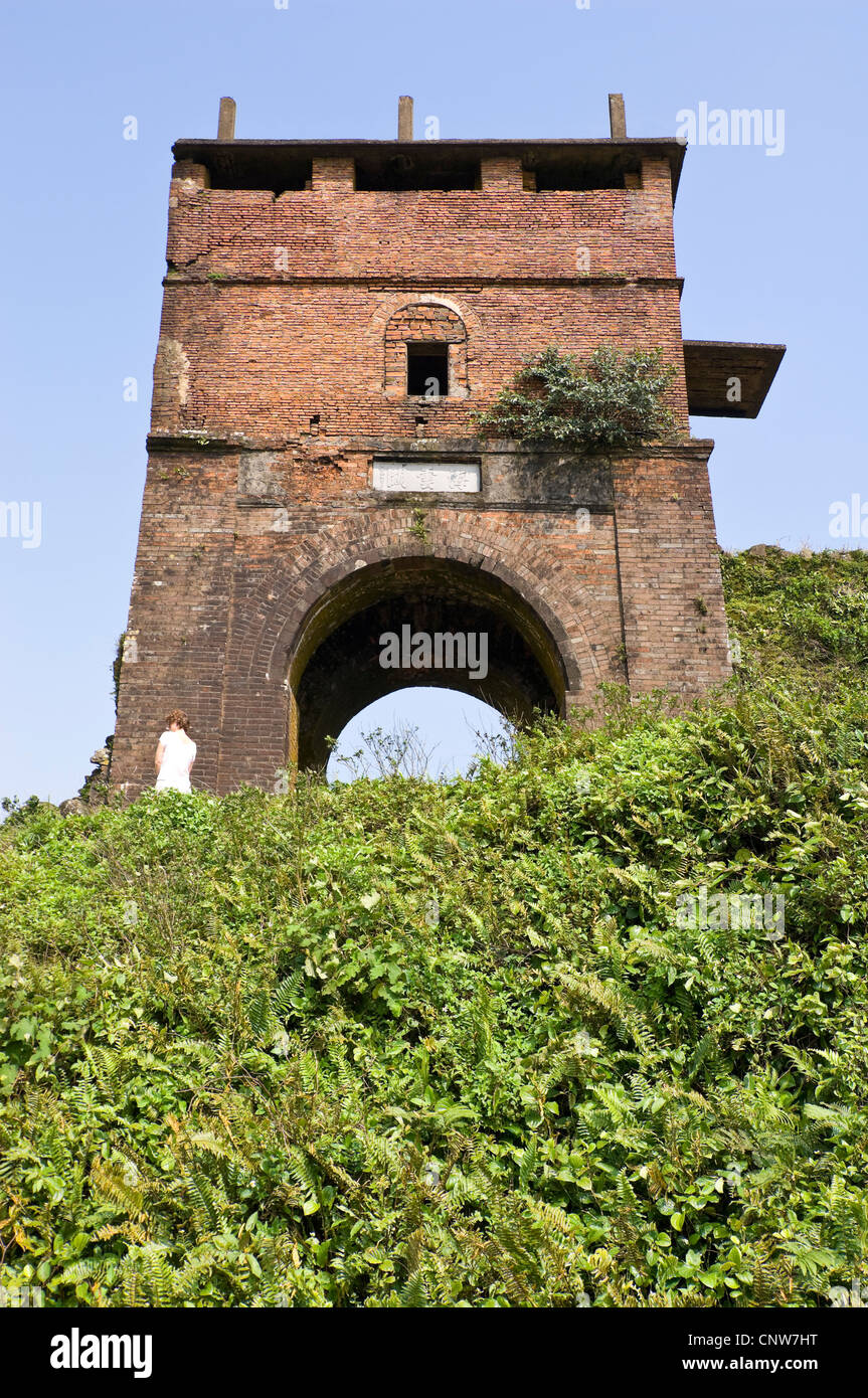 Verticale fino in prossimità della fortificazione francese rovine presso il confine tra il vecchio il nord ed il Sud del Vietnam sul Hai Van pass Foto Stock