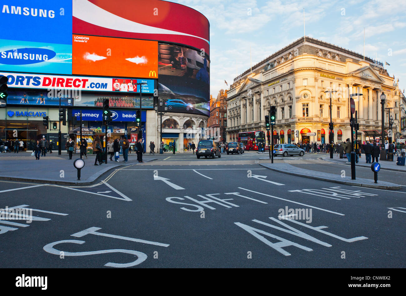 Europa Inghilterra Londra, persone in Piccadilly Circus Foto Stock