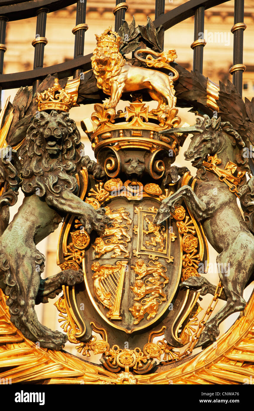 Inghilterra, Londra, Buckingham Palace, Gate dettaglio della stemma reale Foto Stock