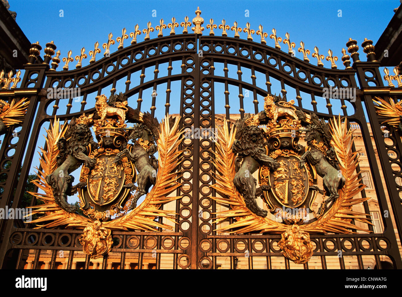 Inghilterra, Londra, Buckingham Palace, Gate dettaglio della stemma reale Foto Stock