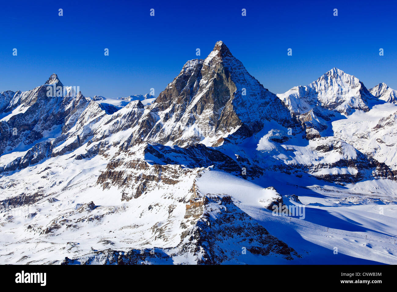 Alpi Vallesi con di Dent d'Herens (4171 m), Cervino (4478 m) e Dent Blanche (4357 m) da Klein Cervino, Svizzera, Vallese Foto Stock