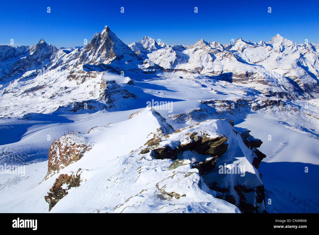 Alpi Vallesi con vista Dent d'Herens, Cervino, Dent Blanche Obergabelhorn, Zinalrothorn e Weisshorn da Klein Matterhorn, Svizzera, Vallese Foto Stock