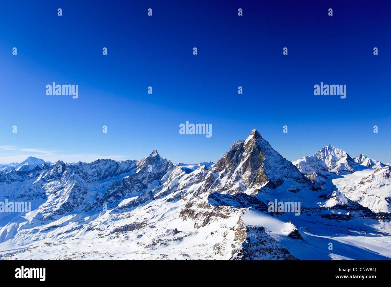 Alpi Vallesi con vista su Dent d'Herens (4171 m), Cervino (4478 m) e Dent Blanche (4357 m) da Klein Cervino, Svizzera, Vallese Foto Stock