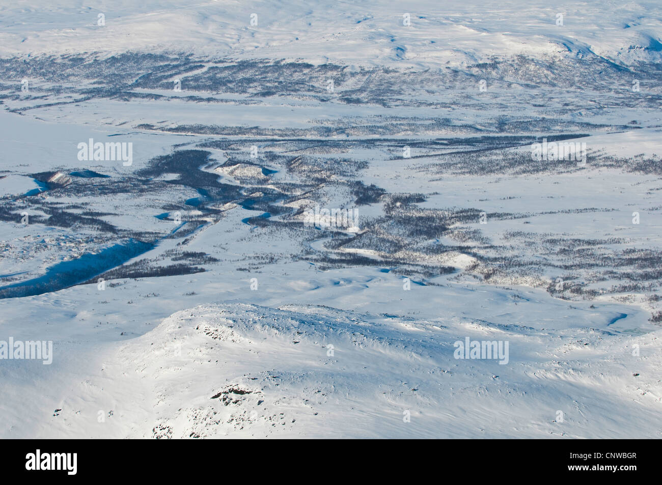 Vista dell'estremità est di congelati fino al lago Kutjaure, frontiera tra Padjelanta, Stora Sjoefallet e Sarek Nationalpark , Svezia, Lapponia, Norrbotten Foto Stock