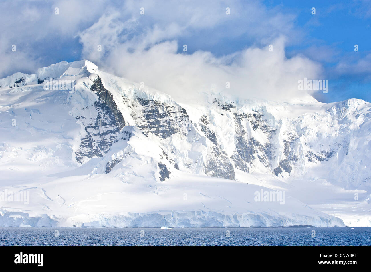 Massiccio di montagna che si profila in corrispondenza del bordo del Gerlache Strait Antartide Foto Stock