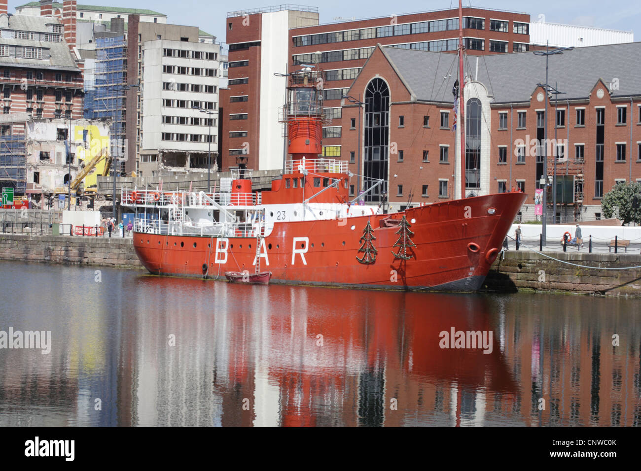 Albert Dock Liverpool rosso barca riflessioni Foto Stock