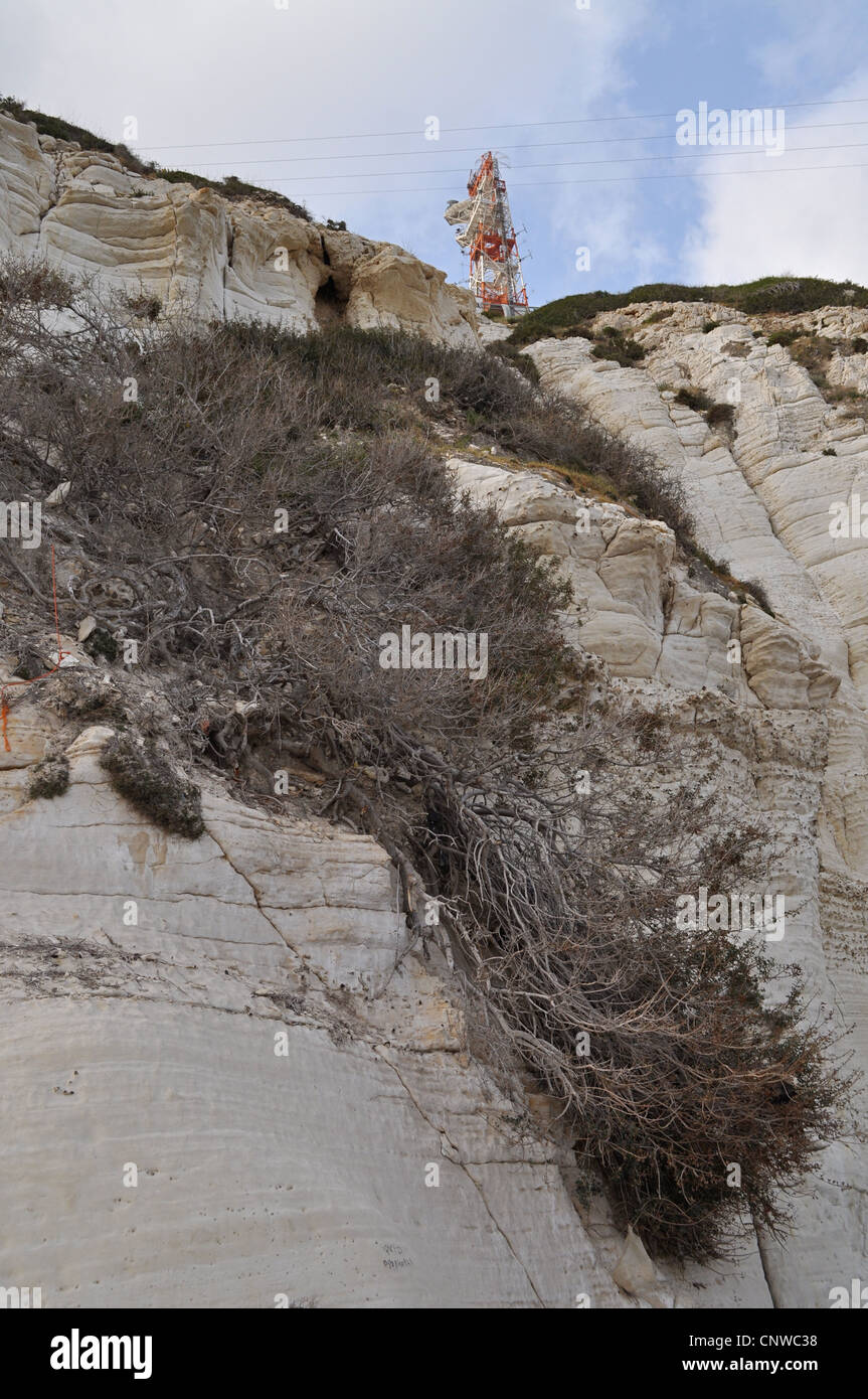 Rosh Hanikra, costiera mediterranea di confine settentrionale di Israele e il Libano, il valico di frontiera ancora chiuso e bloccato a tunnel. Foto Stock