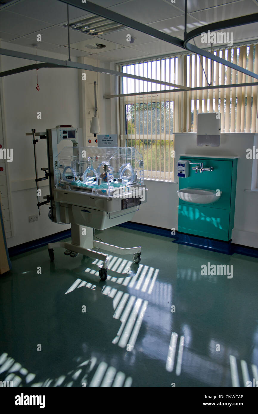 Moderne unità di terapia intensiva neonatale (NICU ) vivaio con un high tech incubatore. Foto Stock