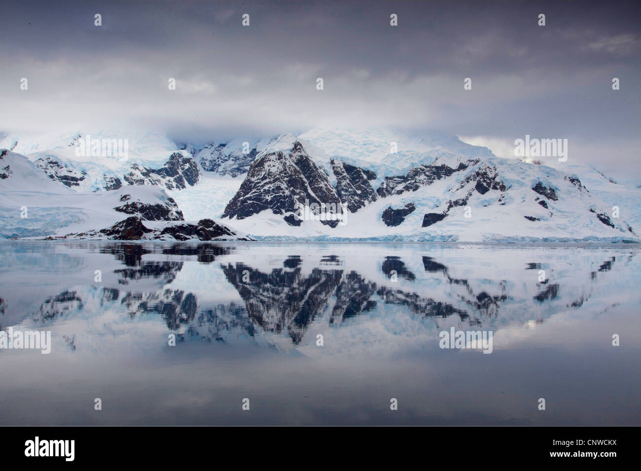 Snowcovered montagne un ghiacciai, Antartide Foto Stock