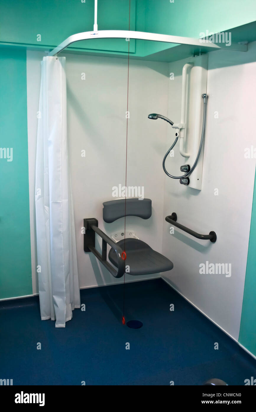 Moderno e nuovo seduto disabili Doccia / wet room in un ospedale. Foto Stock