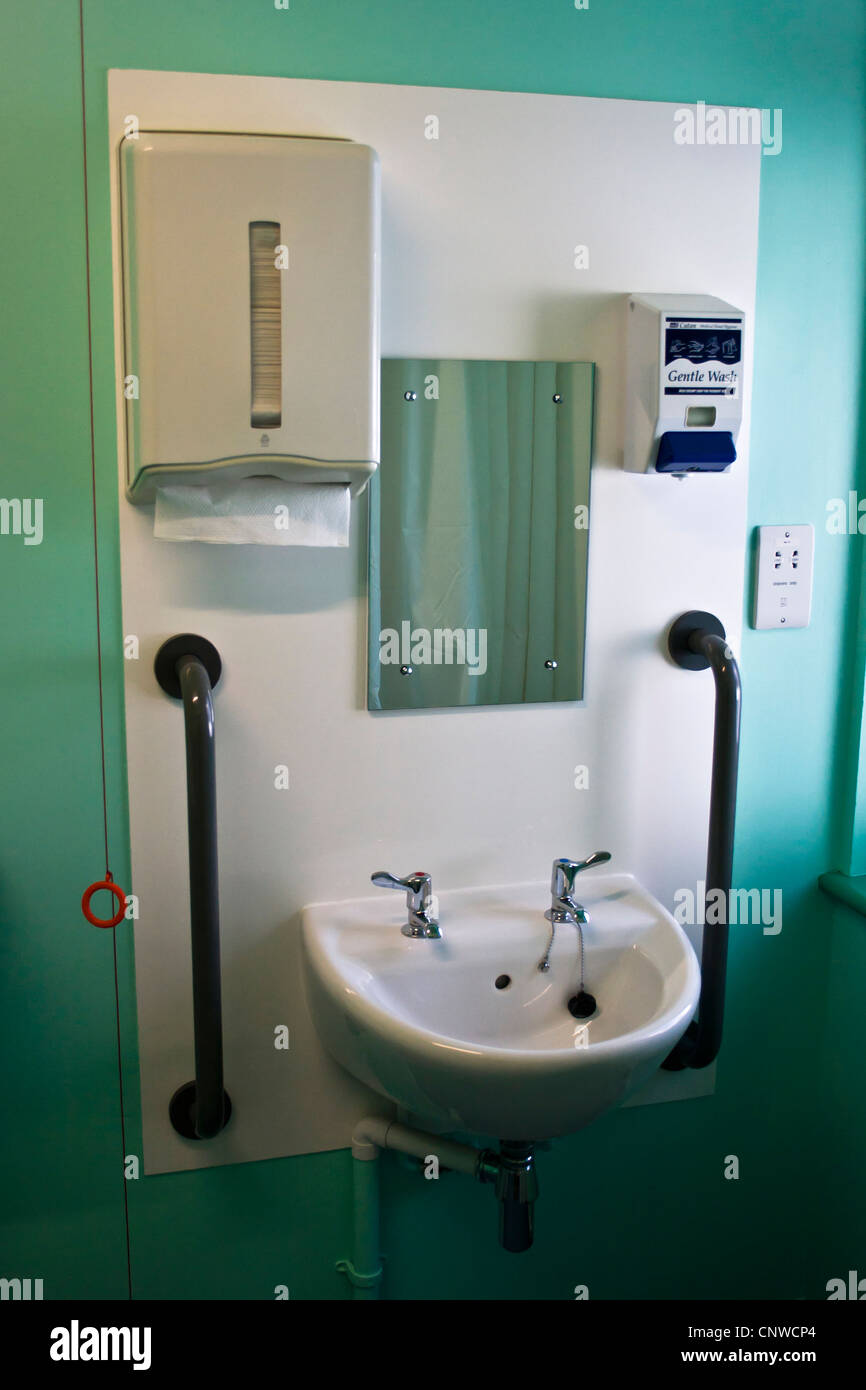 Moderno, nuovo disabilitato lavabo in un ospedale. Foto Stock