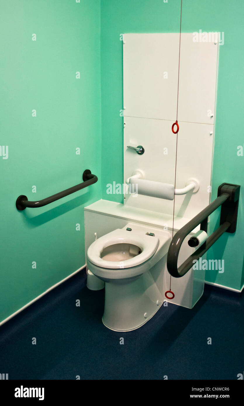 Moderno e nuovo bagno per disabili in un ospedale. Foto Stock