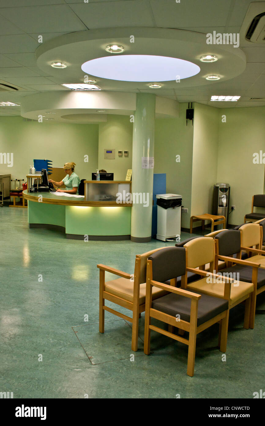 Moderno ambulatori ospedalieri / clinica di frattura in attesa / sala di ricevimento. Foto Stock