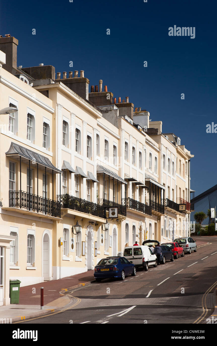 Regno Unito, Inghilterra, Devon, Torquay, Victoria Parade, elegante lungomare di alte case Foto Stock