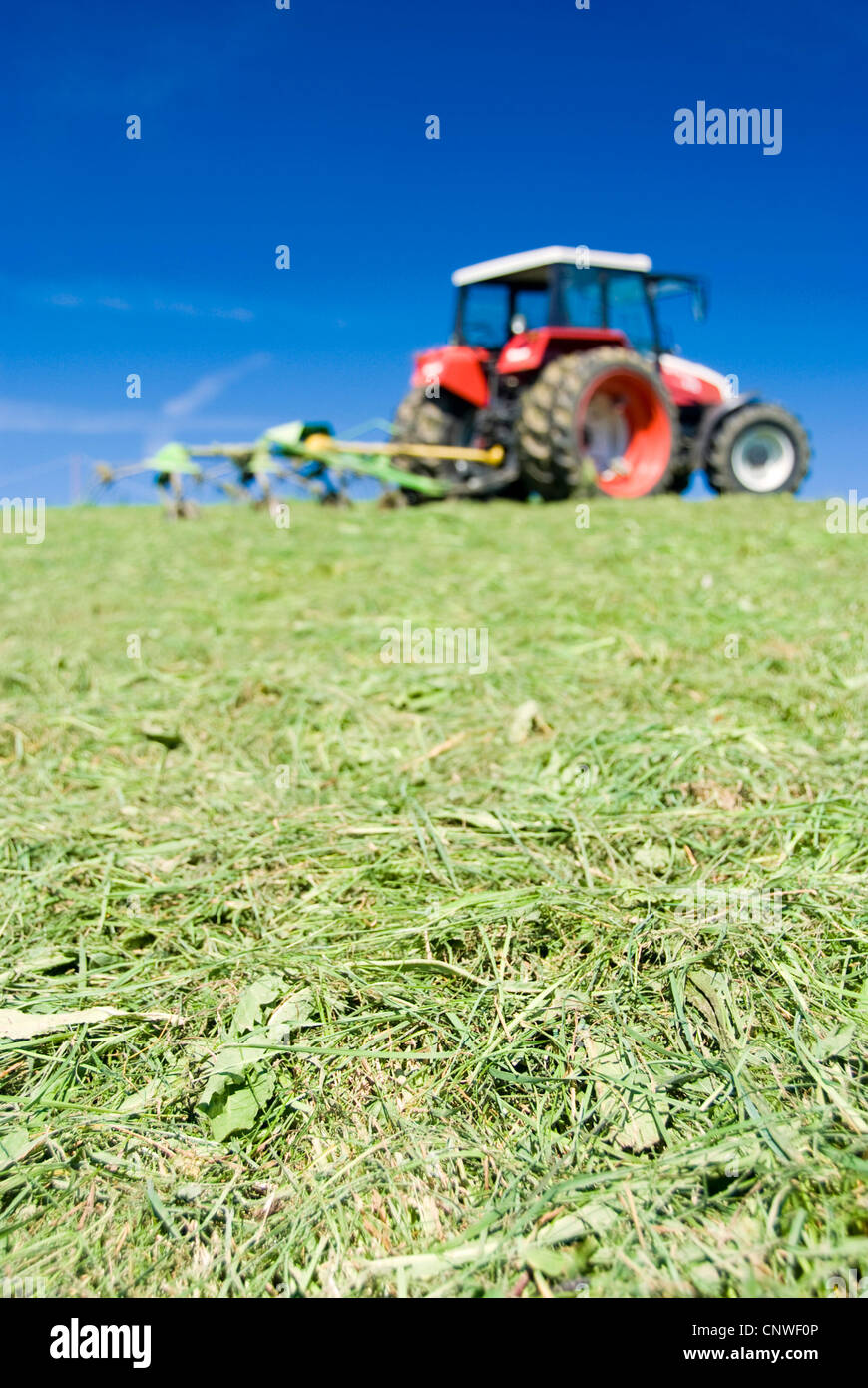 Il trattore gira erba, 3 Foto Stock