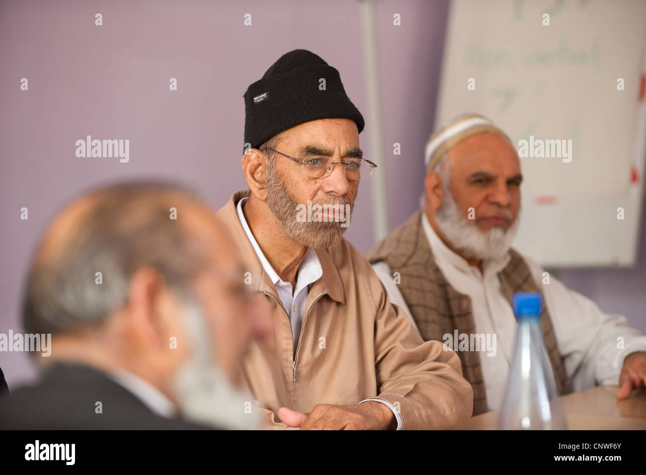 Gli anziani della comunità in una riunione pubblica Foto Stock