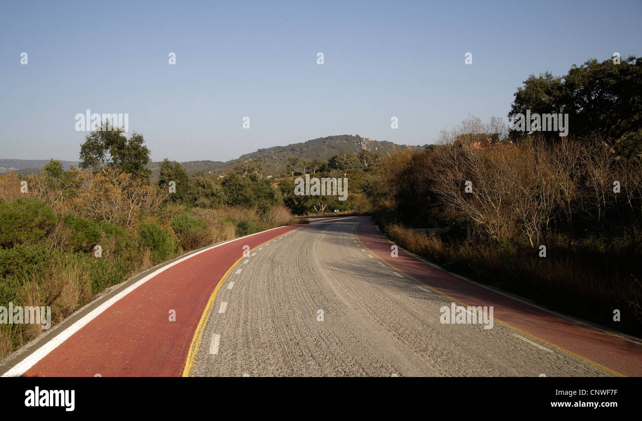 Avvolgimento di vuoto road,soleggiati con prospettiva in Spagna Foto Stock