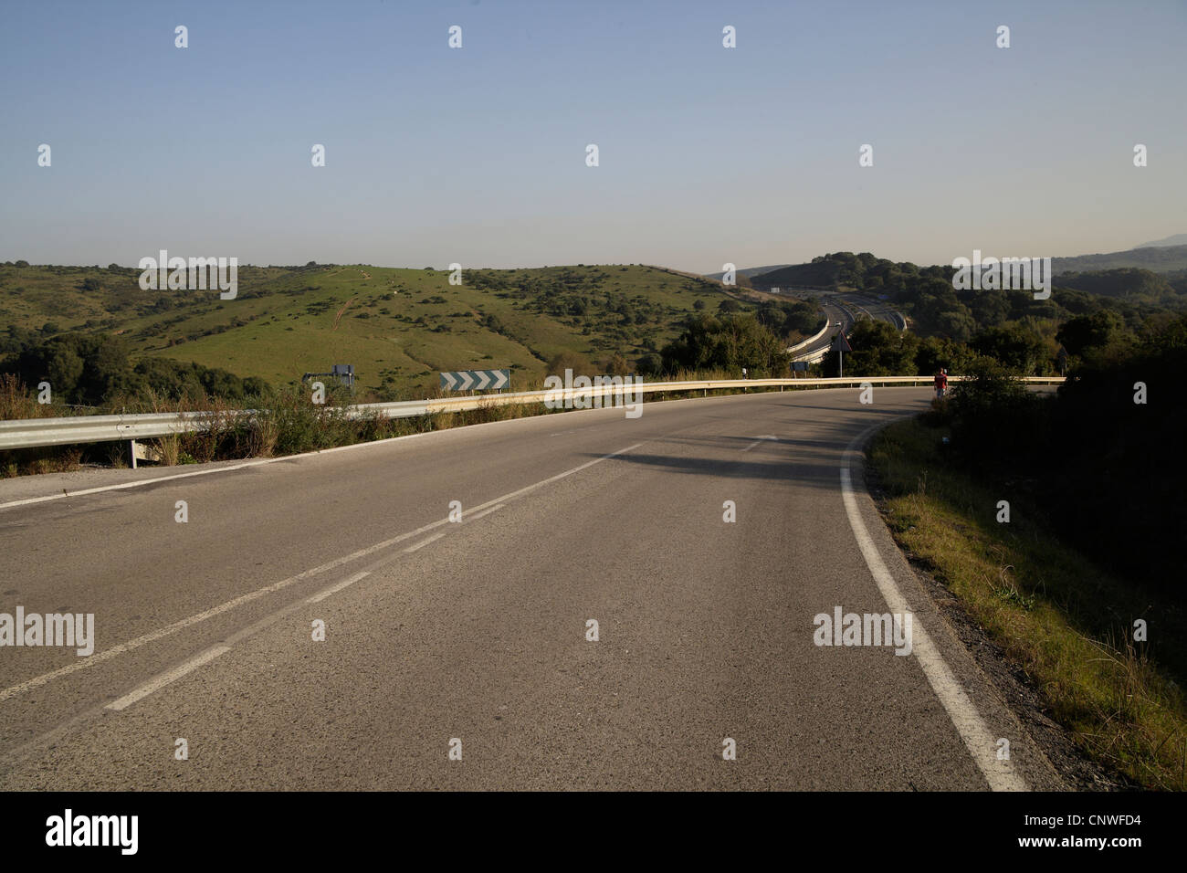 Avvolgimento di vuoto road,soleggiati con prospettiva in Spagna Foto Stock